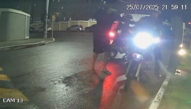 Entregador por app tem moto roubada por dupla armada