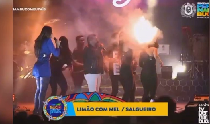 Cabelo de cantora pega fogo durante show