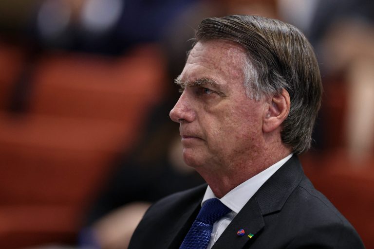 Defesa de Bolsonaro pede revogação de prisão domiciliar