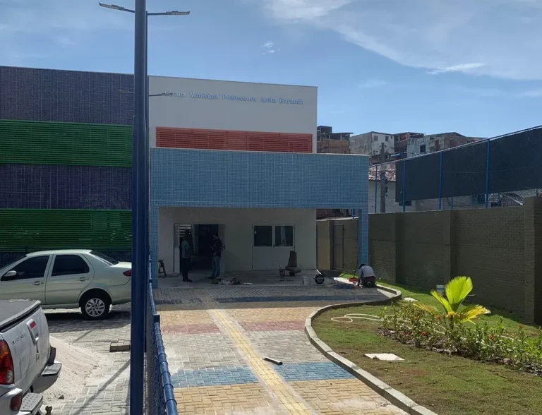 Mulheres ficam feridas durante ação policial nas proximidades de escola