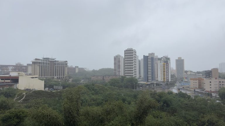 Alerta máximo em Salvador com chuvas intensas; Defesa Civil pede atenção a áreas de risco