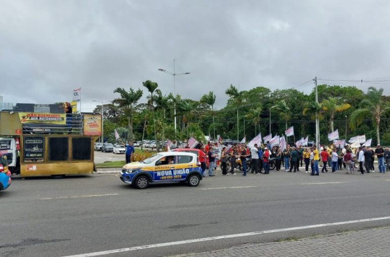 Donos e funcionários de autoescolas fecham parte da Avenida Paralela em Salvador