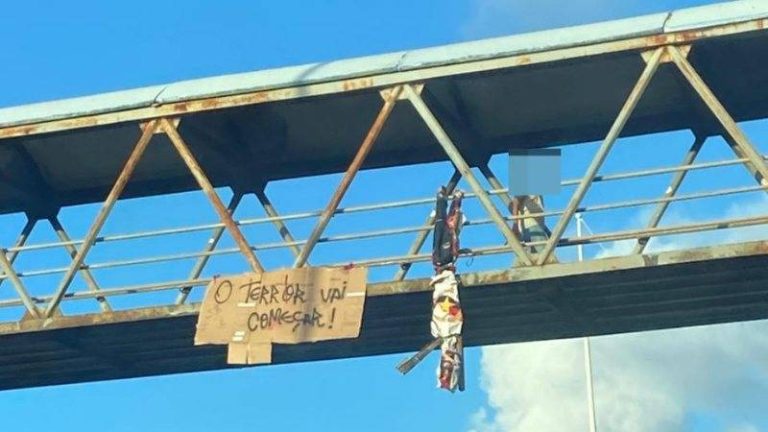 Bonecos com camisas da TUI são pendurados com mensagens de ameaça antes do clássico Ba-Vi