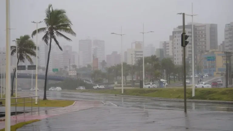 Frente fria provoca temporal em Salvador; Codesal alerta