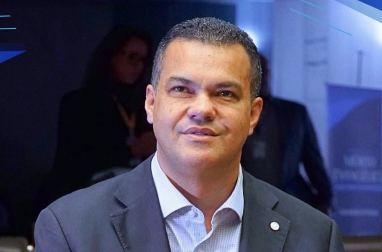 Overclean: deputado tem celular apreendido no aeroporto