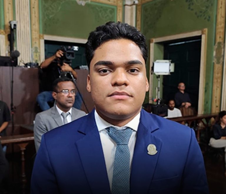 Vereador Sandro Filho é acusado de empregar a esposa com salário de R$ 20 mil