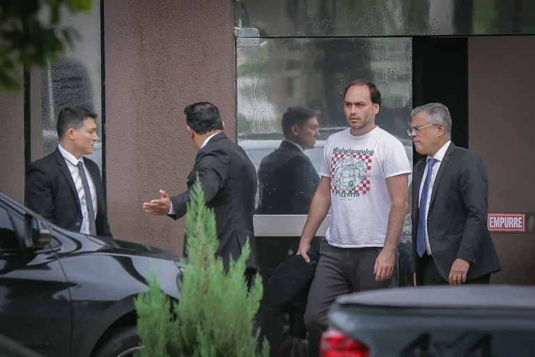 Carlos Bolsonaro questiona prisão do pai após soltura do dono do Banco Master