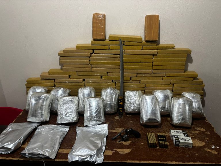 PM apreende mais de 100 kg de drogas e arma em Buerarema