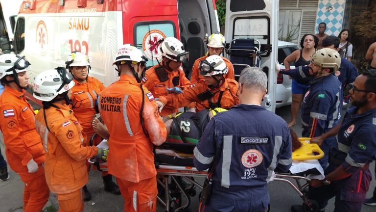 Mulher é resgatada após desabamento de imóvel na Ribeira, em Salvador