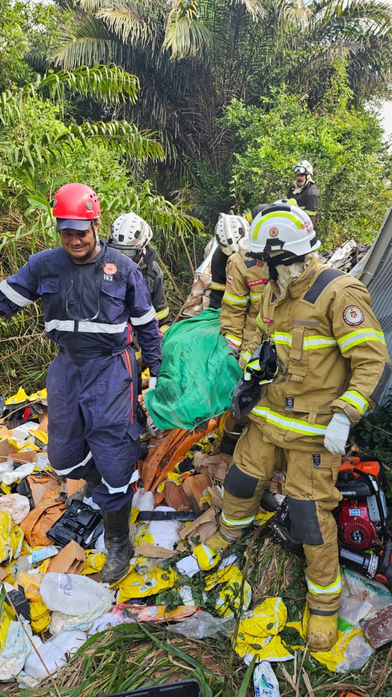 Bombeiros resgatam motorista preso às ferragens após colisão entre carretas na BA-093