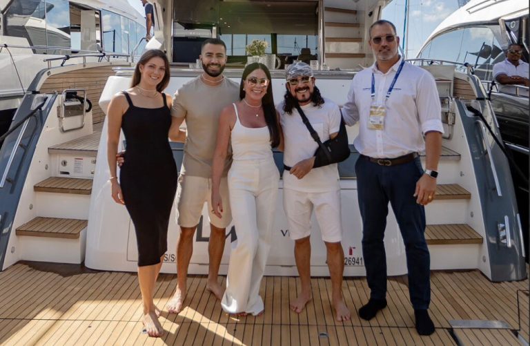 Bell Marques compra lancha R$ 20 milhões em visita ao Salvador Boat Show