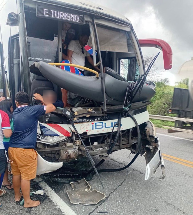 Ônibus com torcedores do Fortaleza bate em carreta na BA; motorista auxiliar ficou preso às ferragens
