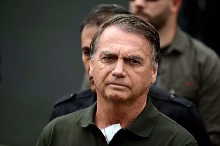 Médicos relatam “confusão mental” em Bolsonaro após visita na prisão