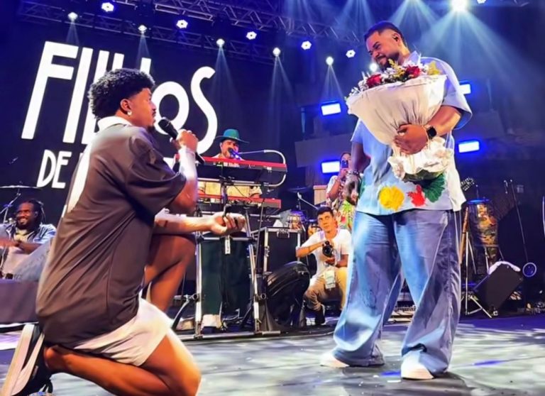Cantor baiano famoso é pedido em casamento durante show; veja vídeo