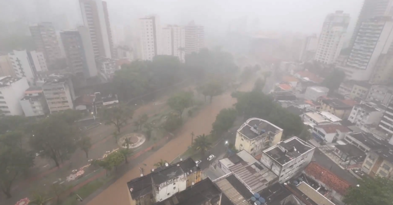 Chuvas fortes atingem Salvador e deixam ruas e avenidas alagadas