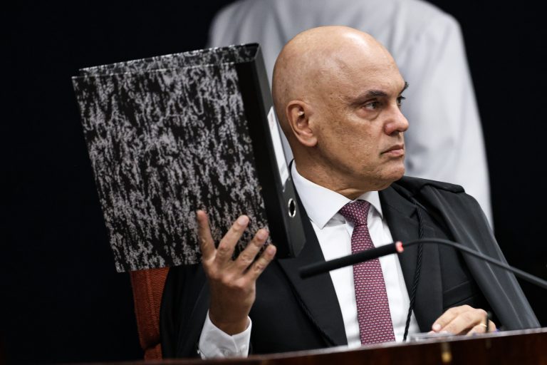 Moraes rejeita pedido de prisão domiciliar humanitária e mantém preventiva de Bolsonaro