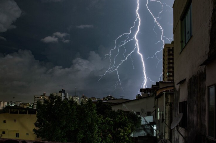 Mais de 90 mil raios atingem a Bahia em 48 horas e risco aumenta com novos temporais