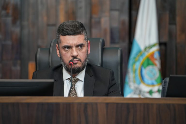 Alerj decide revogar a prisão preventiva do deputado Rodrigo Bacellar