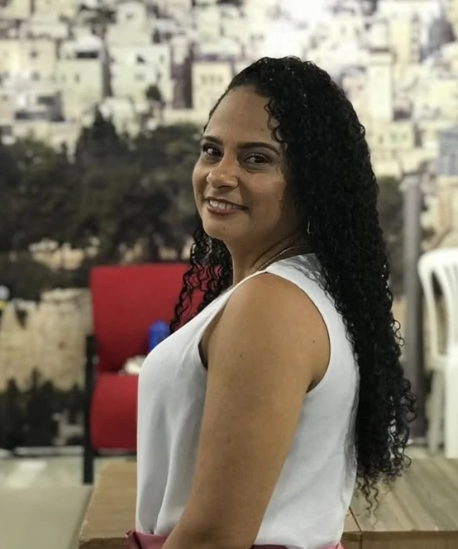 Apóstola baleada na cabeça recebe alta após cinco meses internada e família pede doações