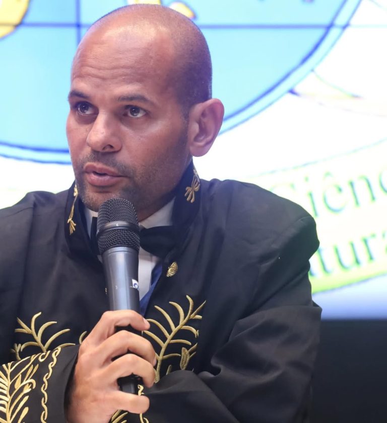 Alvo de operação da PF, médico baiano Gabriel Almeida toma posse na ABRASCI