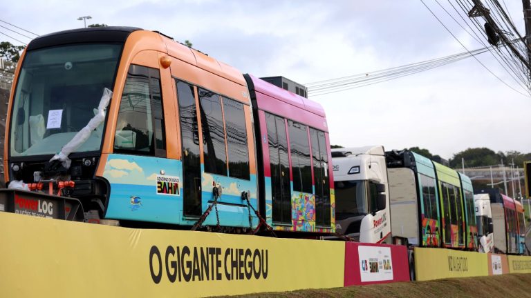 Primeiros trens do VLT chegam a Salvador; testes começam em 2026