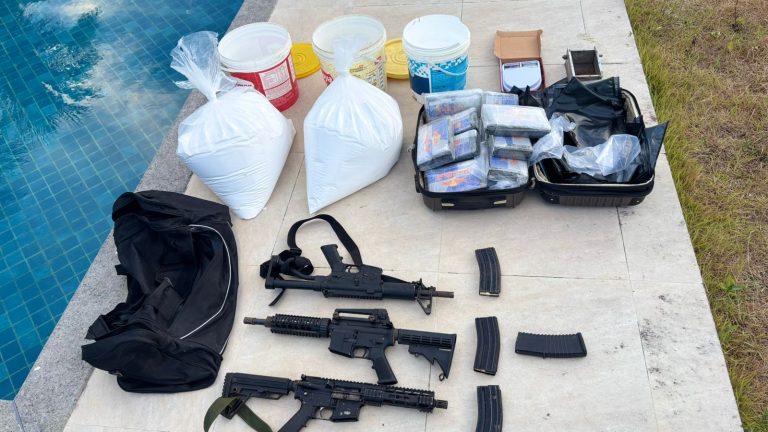 Polícia estoura depósito do tráfico na RMS e apreende 50 kg de cocaína e fuzis