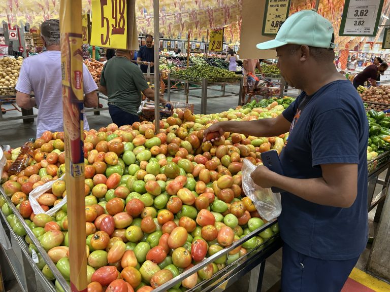 Cesta básica de Salvador cai 1,42% em novembro e mantém sequência de quedas