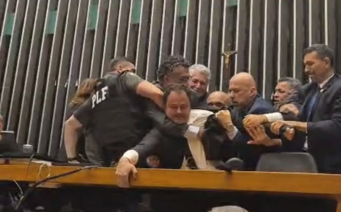 Deputado Glauber Braga é retirado à força do plenário após ocupar cadeira da presidência
