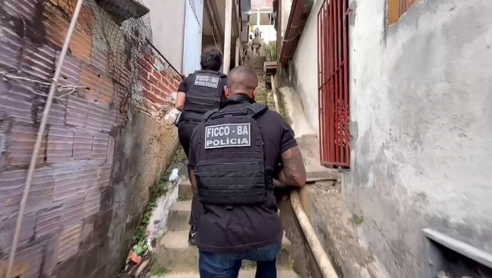 Operação prende 26 membros de facção e negociante de armas