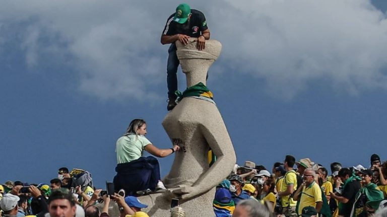 Lula assina decreto do indulto natalino e exclui condenados por atentado à democracia