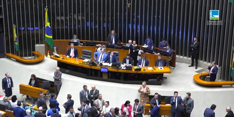 Projeto que pode reduzir pena de Bolsonaro avança na Câmara