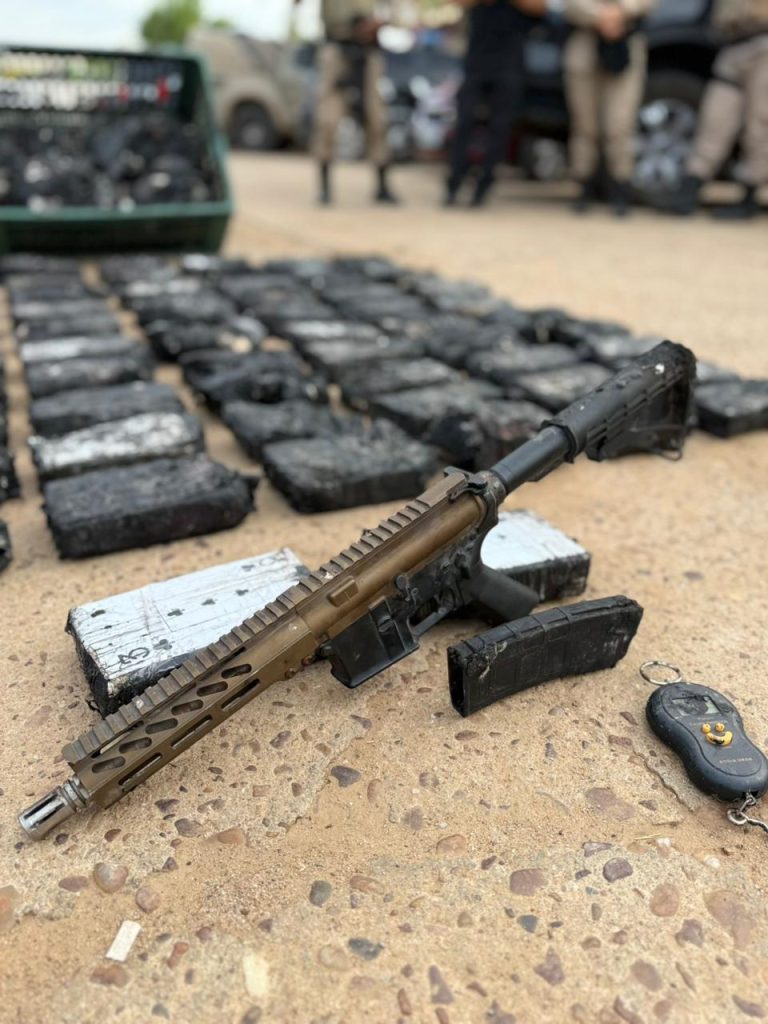 PM apreende fuzil e 110 kg de cocaína após acionamento para incêndio em Juazeiro