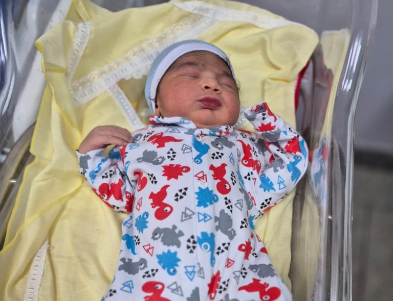 Mãe de primeira viagem dá à luz bebê de 4,4 kg em parto natural no Hospital Materno-Infantil de Ilhéus