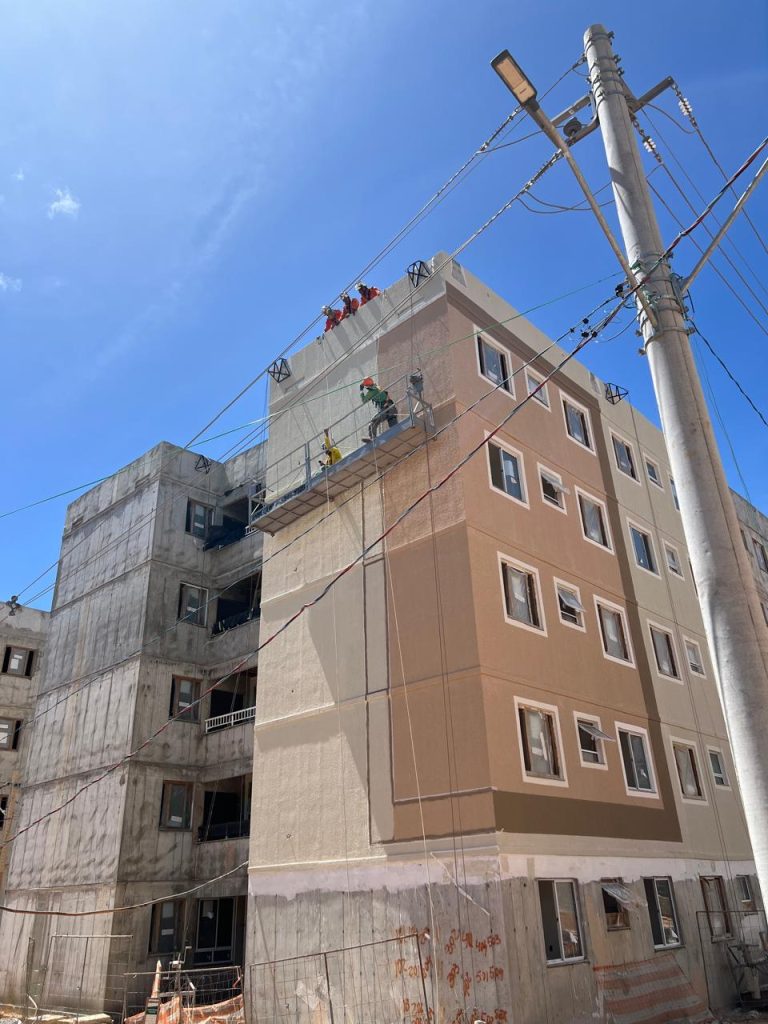 Bombeiros resgatam trabalhadores presos a 12 metros de altura após rompimento de cabo em Camaçari