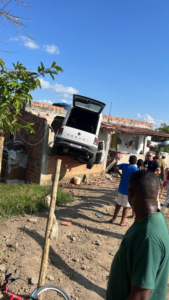 Motorista morre após carro sair da pista e cair sobre casa em Elísio Medrado
