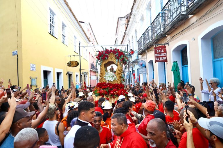 Festa de Santa Bárbara reúne multidão e abre calendário das celebrações populares de Salvador