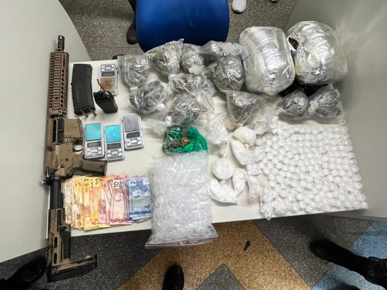 Polícia apreende fuzil e grande quantidade de drogas em ação na Boca da Mata