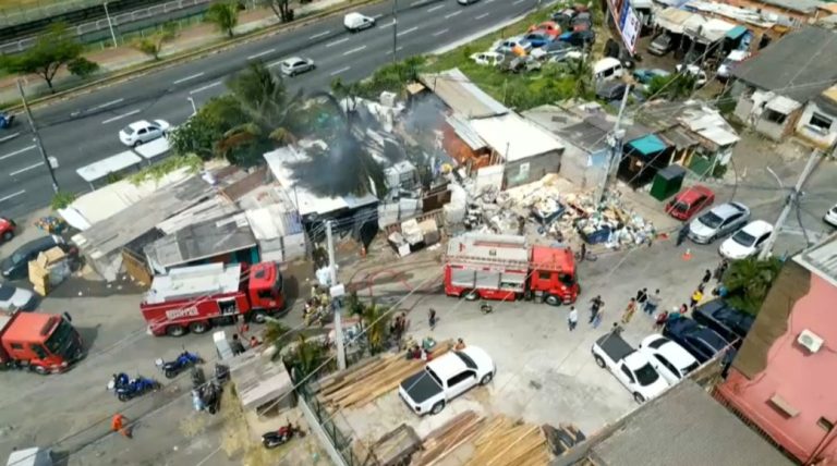 Incêndio atinge ferro-velho no Bairro da Paz e mobiliza Corpo de Bombeiros