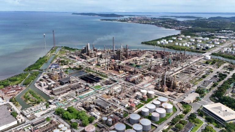 Trabalhadores ficam feridos após acidente na Refinaria de Mataripe