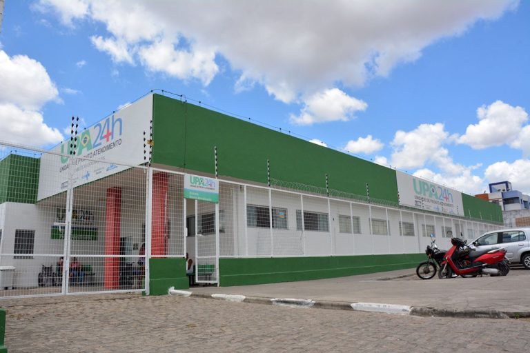 Bebê morre em UPA e pais são presos por suspeita de maus-tratos em Feira de Santana