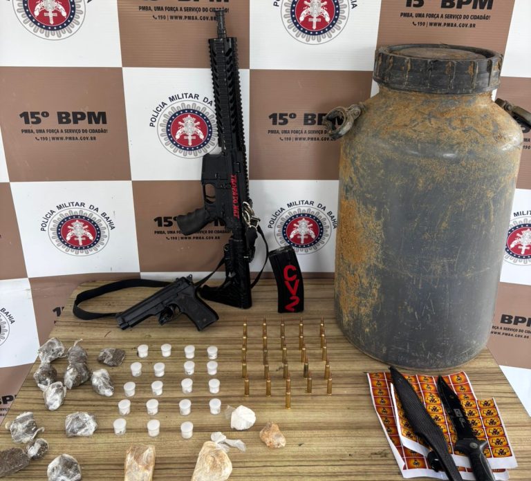 PM apreende fuzil e drogas durante operação contra crimes violentos em Itabuna