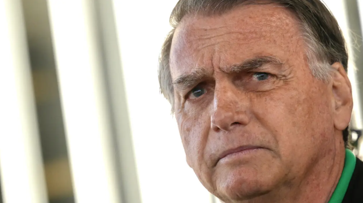 Moraes autoriza ida de Bolsonaro a hospital particular após queda na prisão