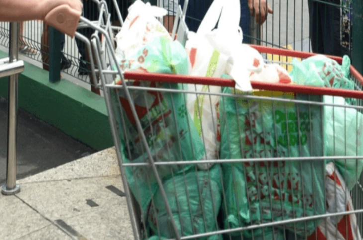 Supermercados de Salvador voltam a cobrar por sacolas plásticas