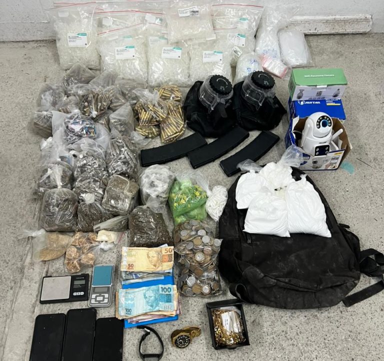 PM apreende mais de 800 munições de fuzil, carregadores e drogas em Vera Cruz