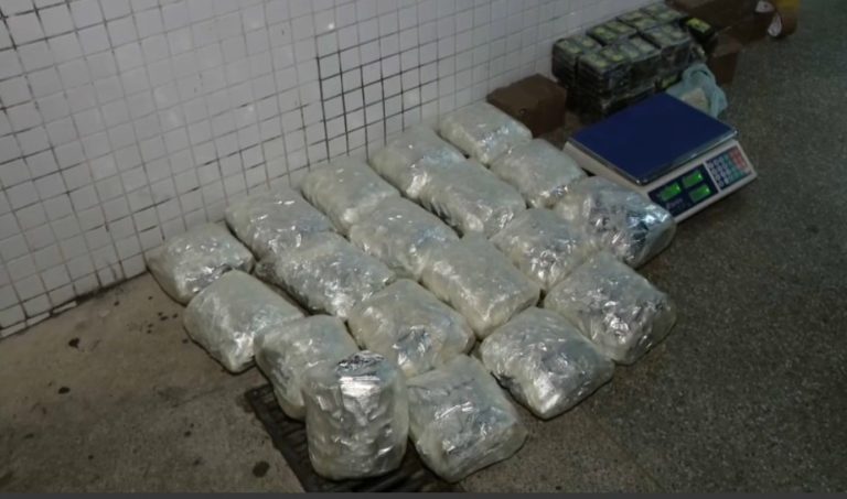 PM apreende drogas, balança e quase R$ 9 mil após fuga de criminosos em Pernambués