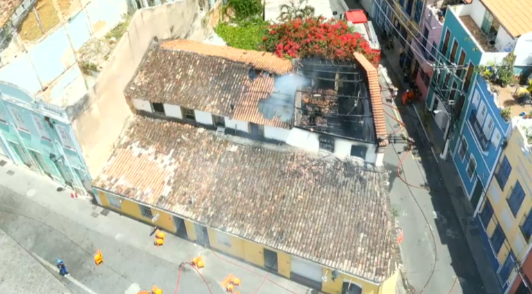 Incêndio de grandes proporções atinge imóvel no Santo Antônio Além do Carmo
