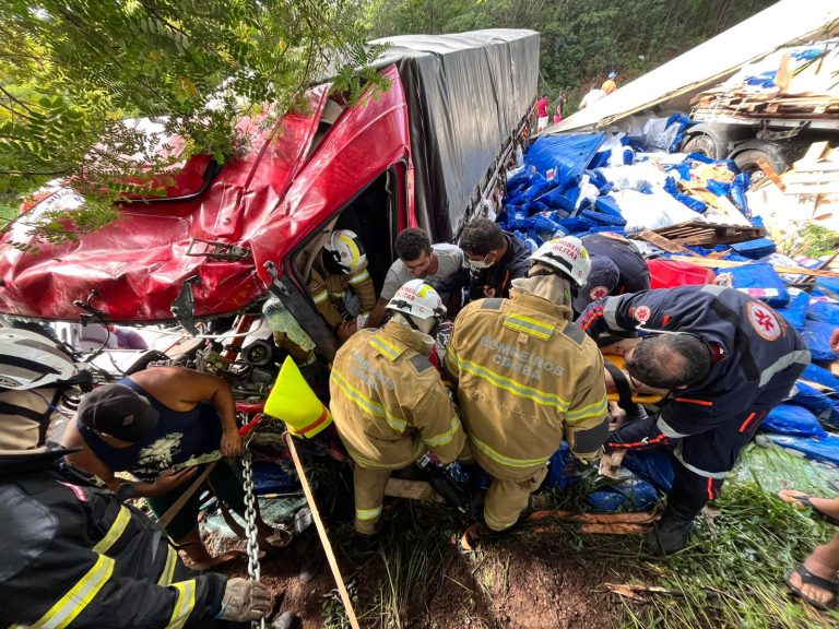 Corpo de Bombeiros resgata vítima presa nas ferragens após batida de caminhões na BR-242