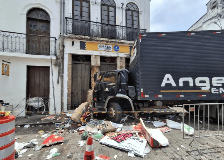 Casa do Benin fica fechada para manutenção após caminhão desgovernado atingir fachada