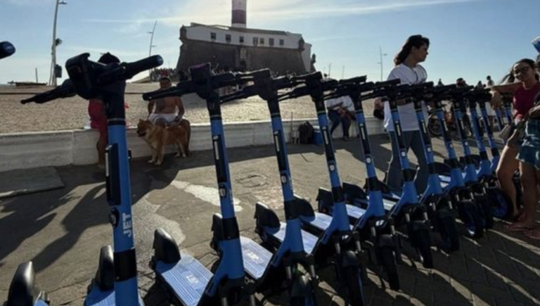 Irmãos que usavam patinetes para assaltar turistas são presos na Barra