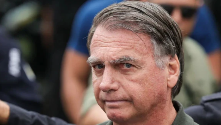 Bolsonaro é internado em UTI com broncopneumonia bacteriana em Brasília